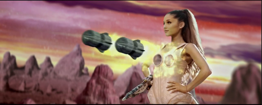 Mulher robotica atirando de seus seios dois foguetes mísseis intercontimentais no clipe Break Free de Ariana Grande