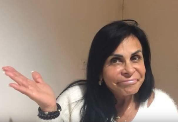 Uma mulher feliz com a vida de cabelos morenos